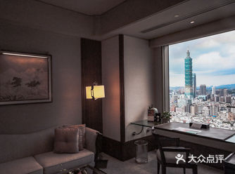 酒店超酷炫的44层顶层泳池可以看到台北整个城市风格。