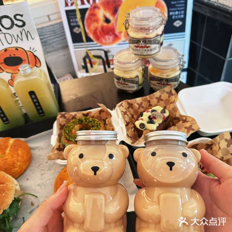 这是。。。。阿哆诺斯吗？？面包脑袋快冲！