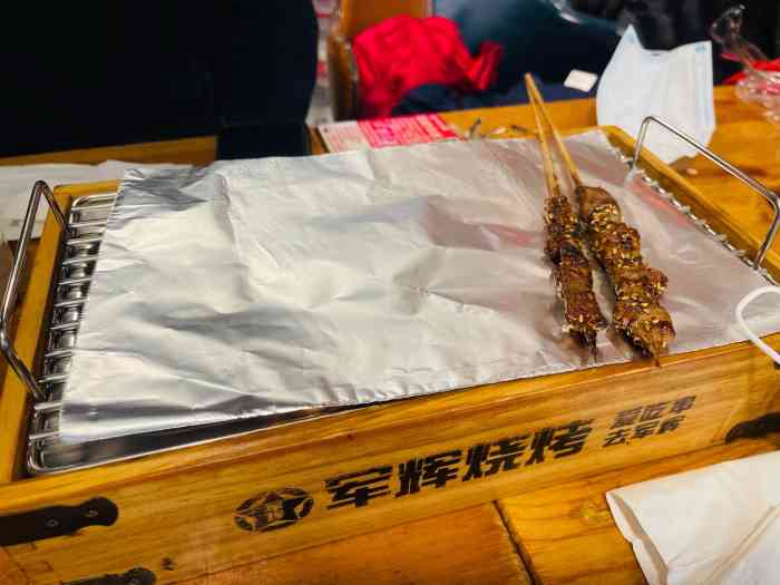 赫军辉烧烤(佳园路店)-"去过二次他家,每次都要排位,提供排位的椅.
