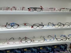 -美式眼镜·授权蔡司.依视路.尼康.豪雅.明月(南翔印象城店)
