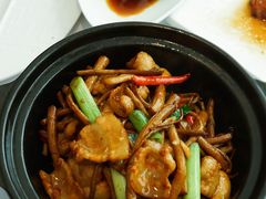 干锅茶树菇爆土猪肉-粤财皇冠假日酒店·彩华轩中餐厅