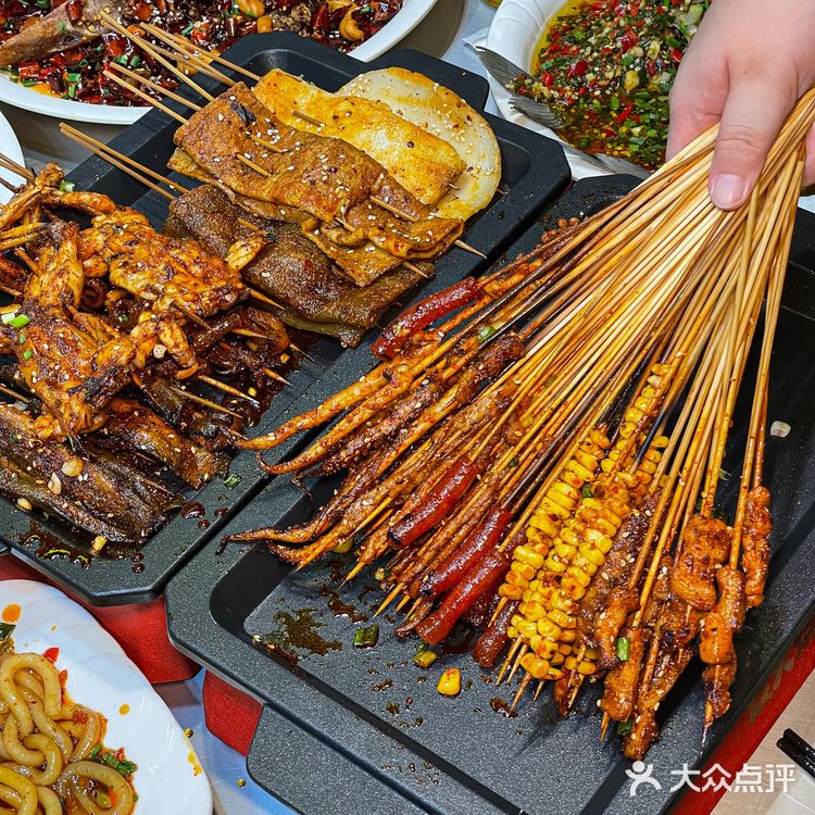 吃到了冉家坝坠好吃的烧烤！烤牛蛙绝了！