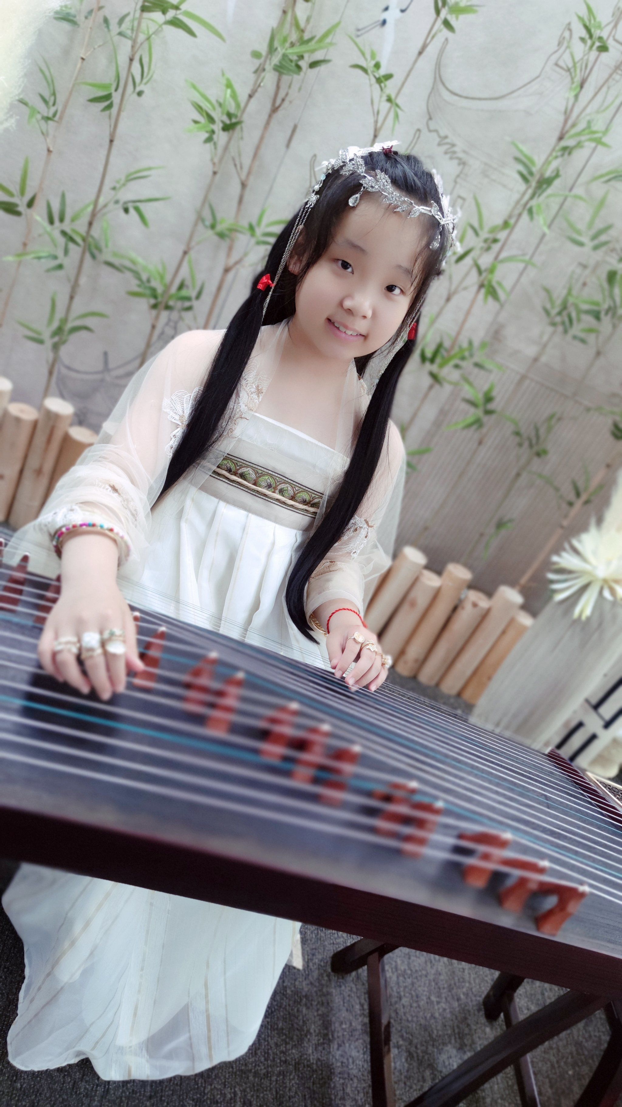 古装弹古筝,带孩子体验了一把古风,服装很多,店员服务很好