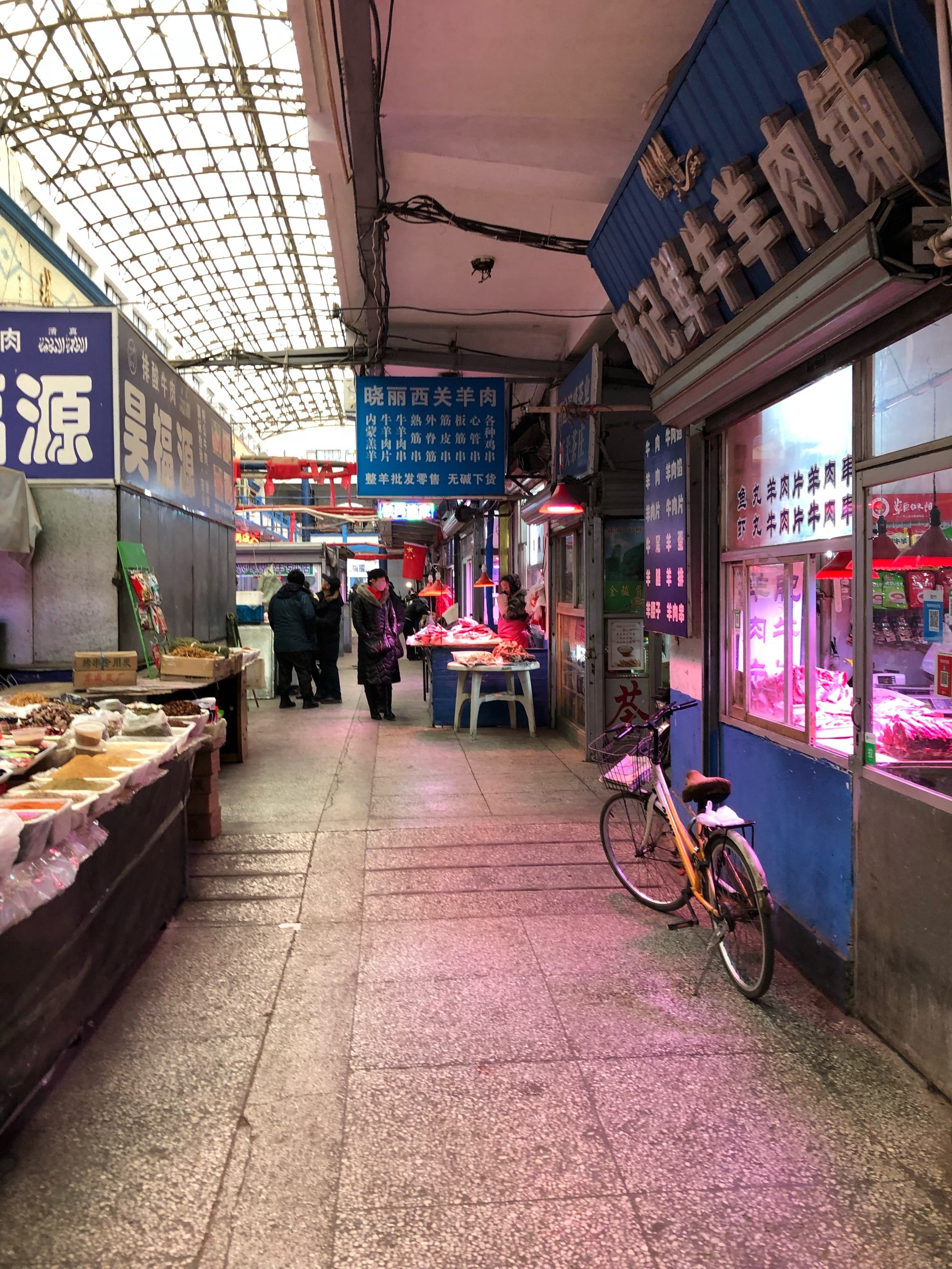 西关回民市场,位于市府市府广场的东侧