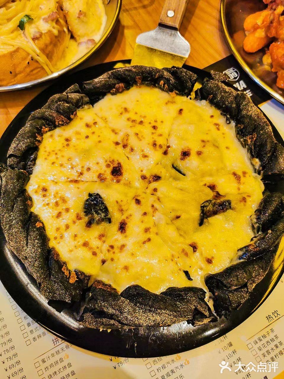 能拉丝的芝士瀑布披萨‼️ 黑金饼底的‼️ 没吃过的小伙伴们快冲～