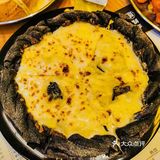 能拉丝的芝士瀑布披萨‼️ 黑金饼底的‼️ 没吃过的小伙伴们快冲～