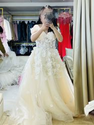 -月月婚纱礼服仓储店(王府井店)