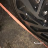 汽车胎刮掉一小块，安全起见还是把他换了