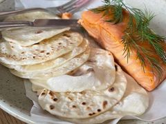 烟熏三文鱼配烤饺子皮和芥末籽酱-BOR Eatery(安福路店)