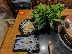 -果松木炭酸菜铜火锅·外婆参鸡汤