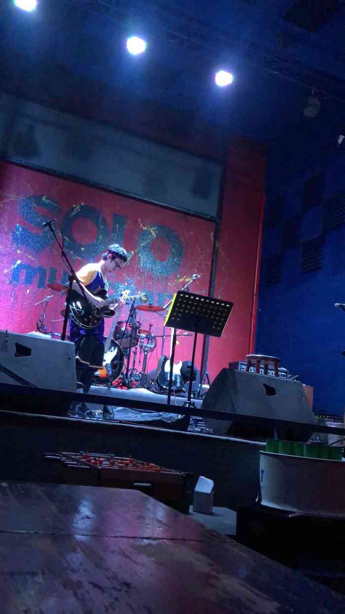 solo musicbar-"看到排行榜来的,装修风格很赞,酒吧不算很.
