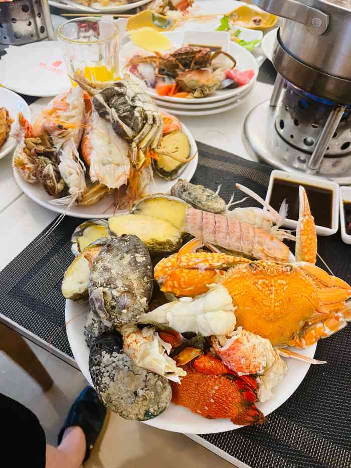 丽彩天祺酒店·自助餐厅-"中午饭点过去的,人挺多,基本坐满了.菜.