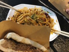 腊牛肉夹馍-清真盛志望麻酱酿皮·非遗老字号
