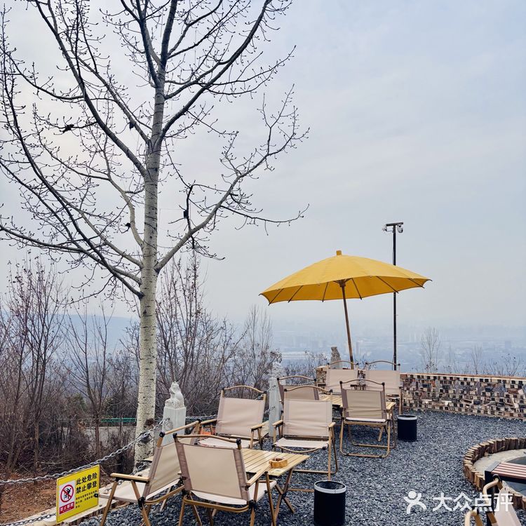 山顶观城好地方，周末休闲松心情