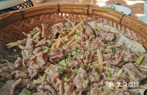 Steamed Beef in Bamboo Steamer