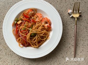 海鲜意面 所需食材 虾仁 鱿鱼圈 彩椒 洋葱