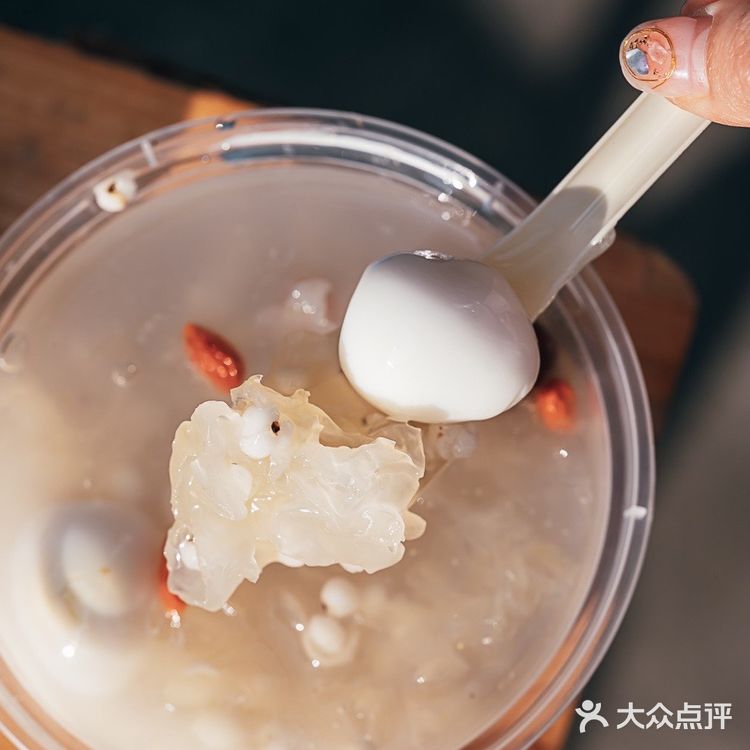  摆了8年的甜汤摊没了，开店了 