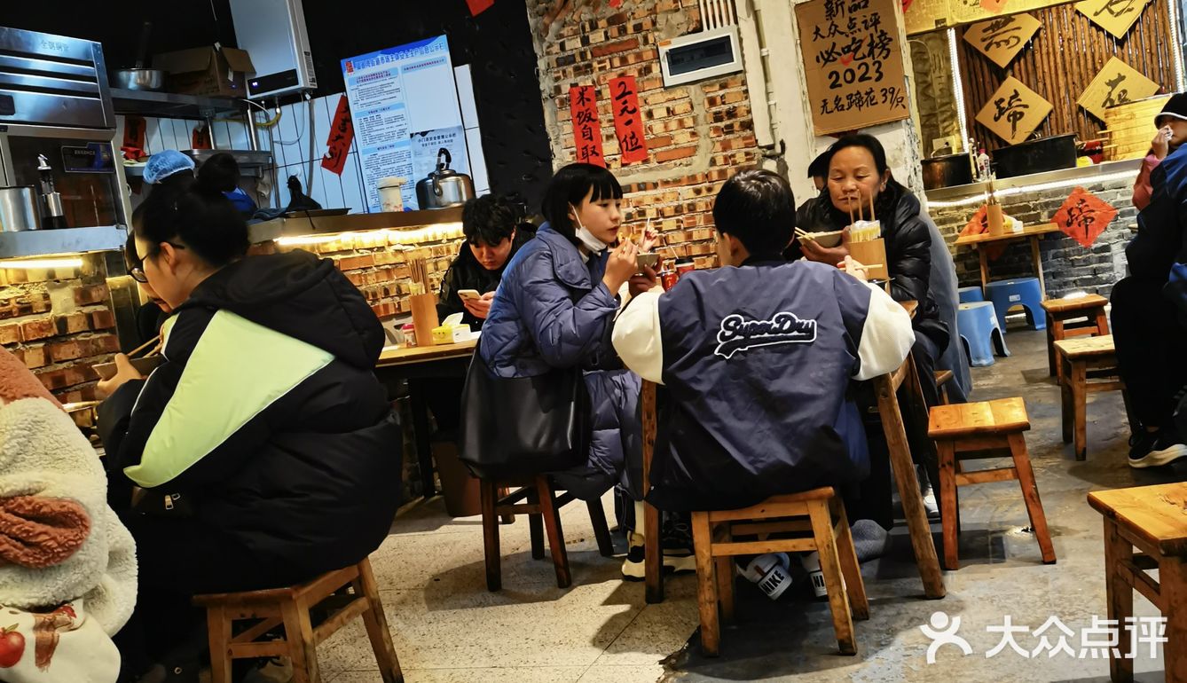 藏在建设巷这个巷子里面的一家非常好吃的冒菜，今天去