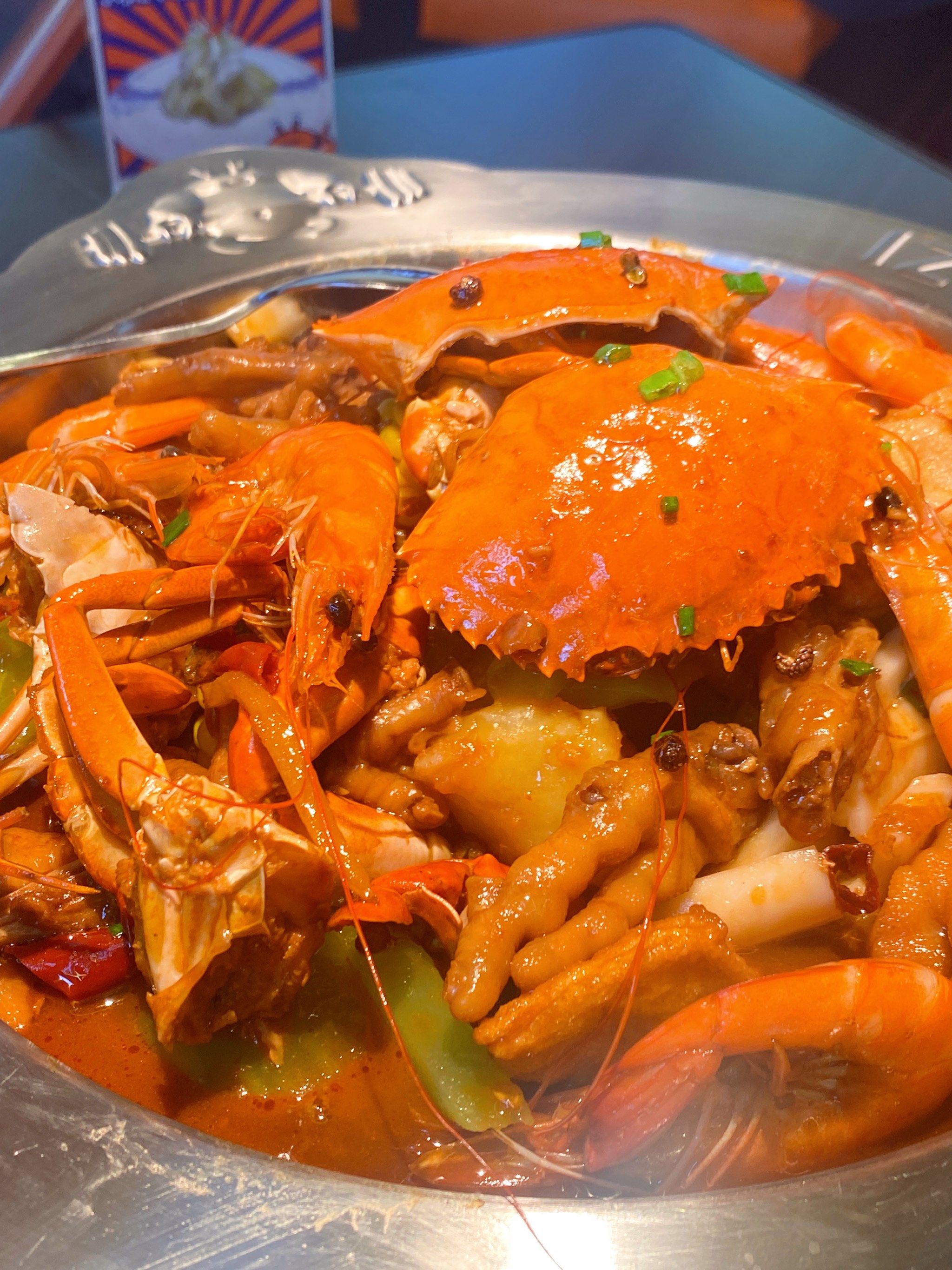 有几包小零食放在碗上可以拿来先吃,米饭是3块一位,点了虾蟹煲,配菜