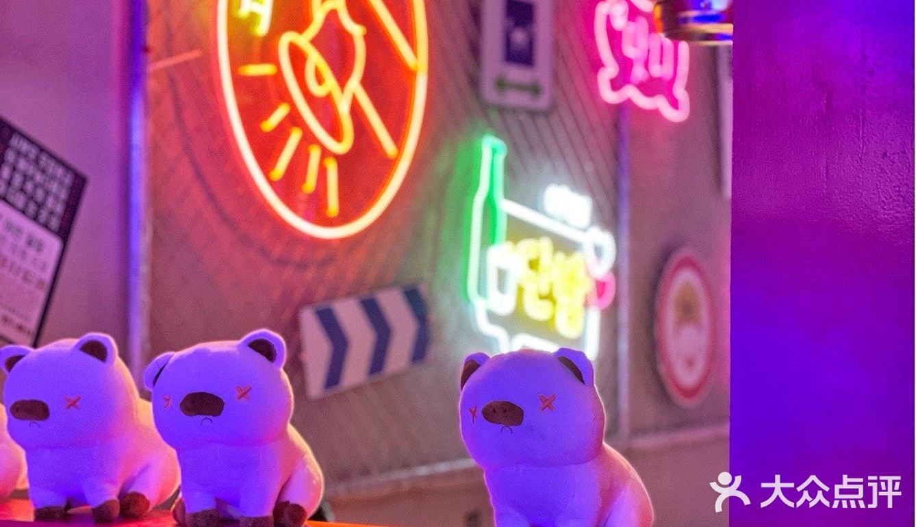 惊‼️这家烤肉店小哥哥颜值可太高了吧