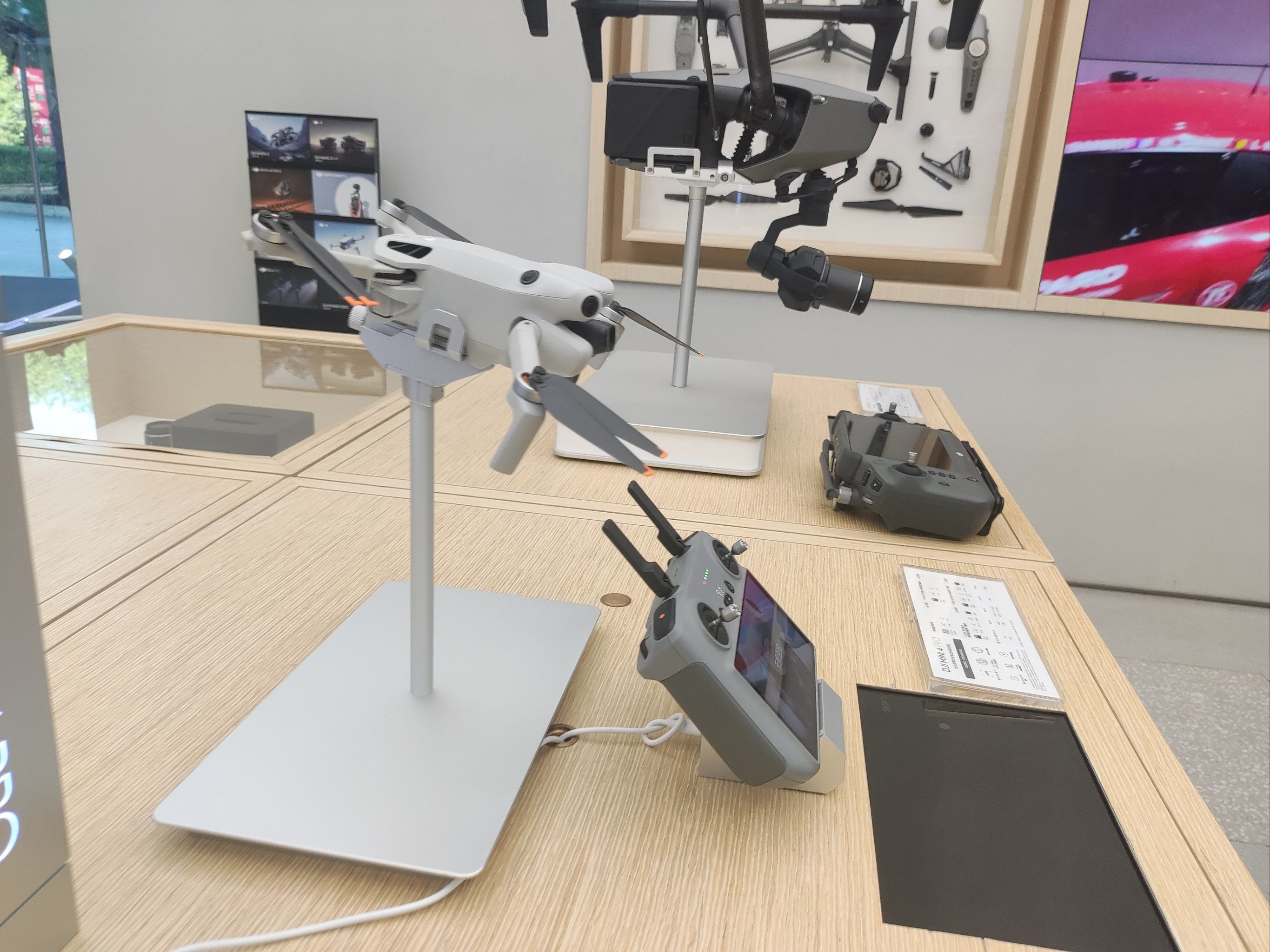 今天来到了国贸大疆无人机店,小姐姐小哥哥们服务很上心