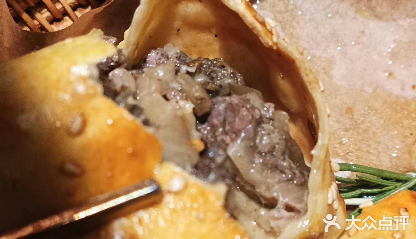 羊肉包子桌上摆!