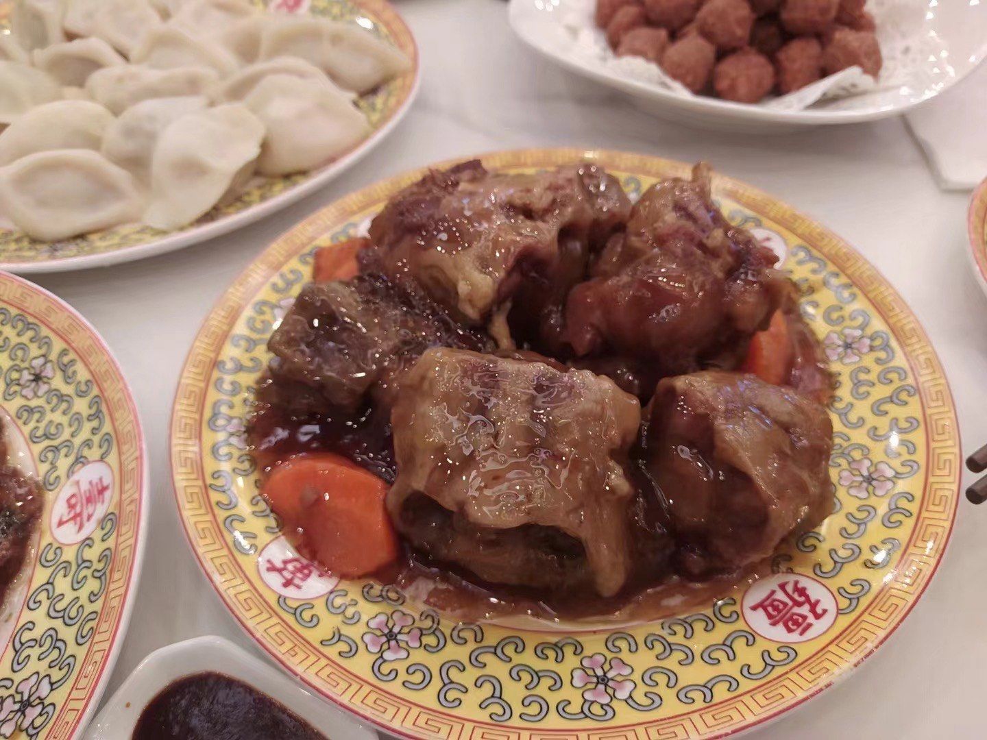 0元玩转这座城#创作者赏金计划鸿宾楼的镇店名菜之一便是红烧牛尾