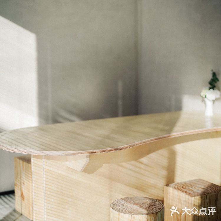 最近芜湖的天气简直不要太好，找了一间咖啡店晒太阳