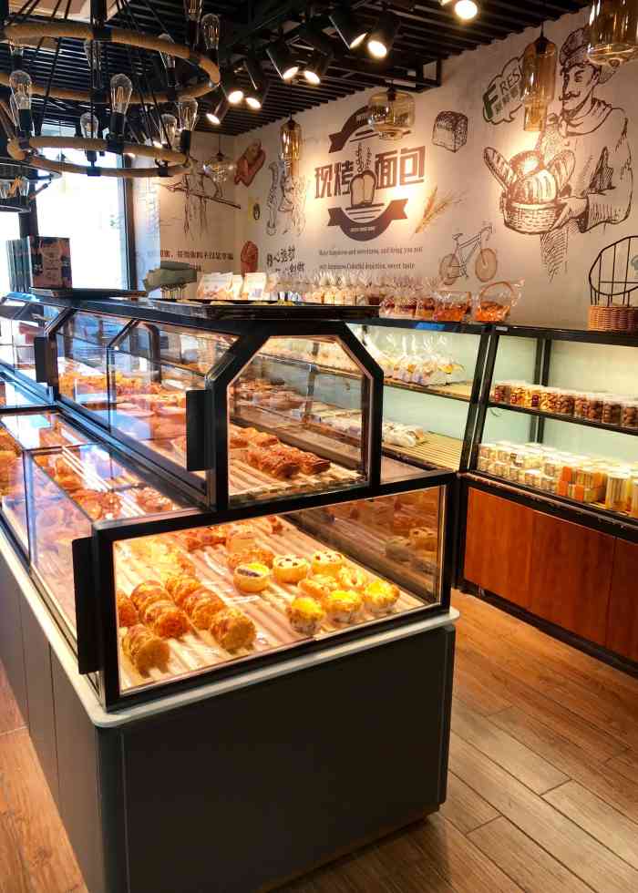 龙山村烘焙工坊(新华联店)-"下班路过突然想吃面包就去了,店内环境