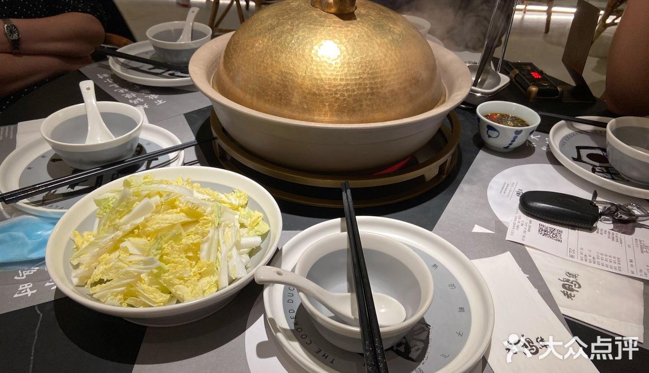 料丰富量足，四个成人够吃，还加了宽面条。整个字就是鲜