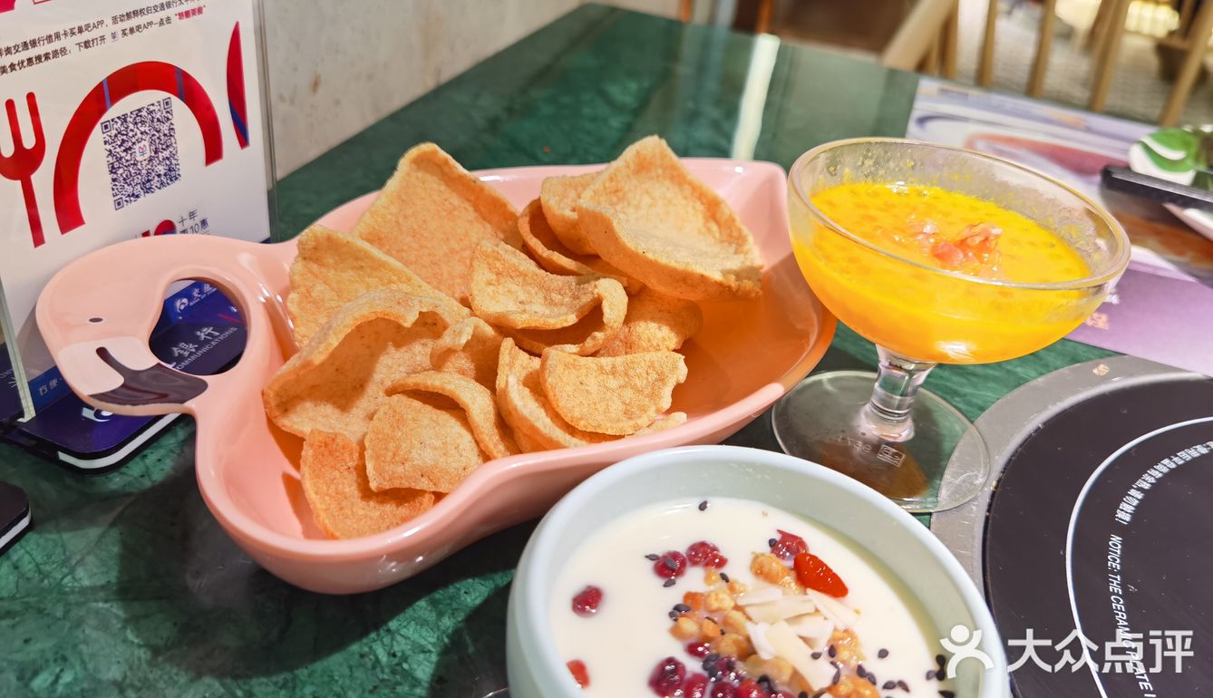 它们家汤锅的味道我觉得很好，还有免费的餐前点心和水果