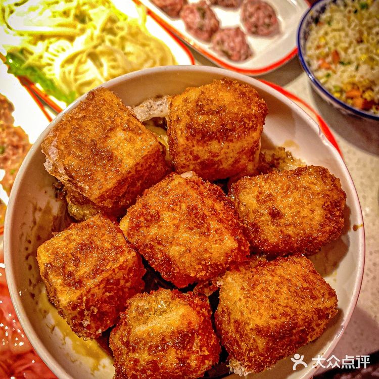 这家火锅店的虎皮鸡爪，一抿脱骨  软糯入味 辣的嘴皮起翻