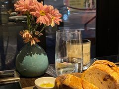 餐前面包-Carbon莫卡哆·意大利复古集市餐厅(杭州大厦店)