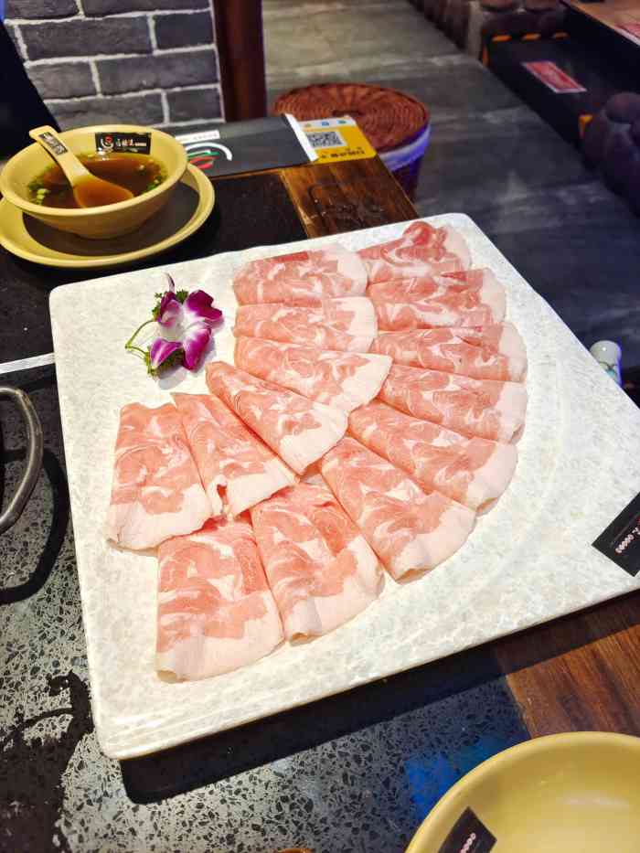 唇辣号重庆老火锅(顺义新世界店)-"服务态度好,菜品很棒,鸭肠,现切