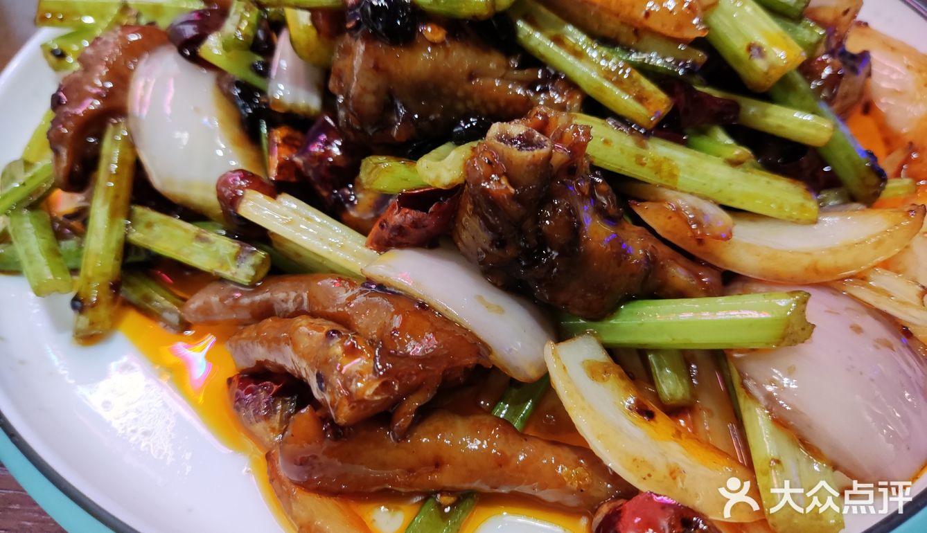 高沙这边超赞的一家烧烤店 「辣炒鸡架」鸡架炒的很香