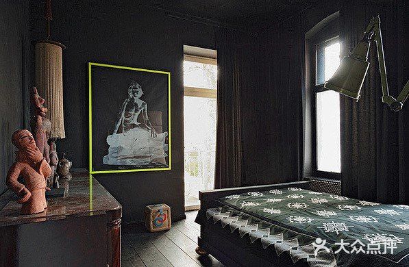 这所公寓自信沉着，性感神秘是这个家的特点，在整个暗色