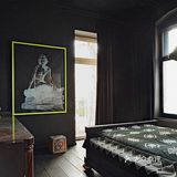 这所公寓自信沉着，性感神秘是这个家的特点，在整个暗色