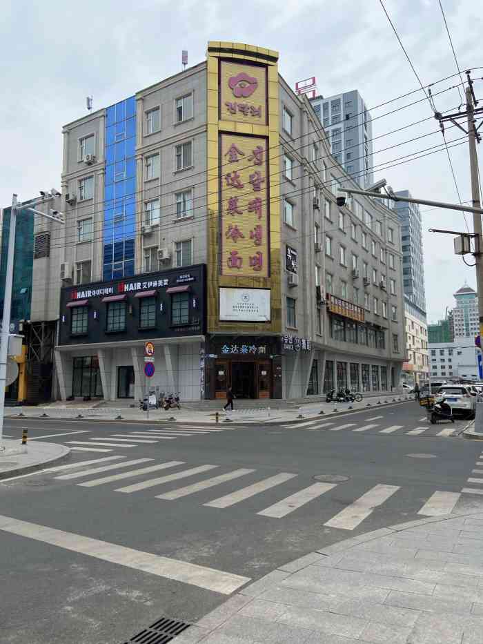 酒店处在延吉市内核心位置,第一张图是紧邻的成宝大厦,第二张图是走几