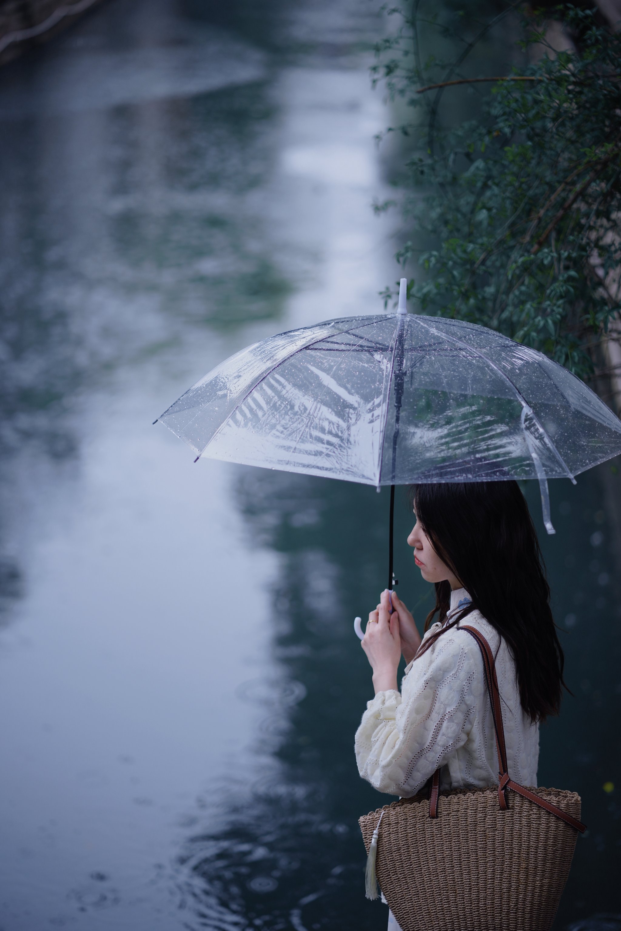 屋檐下躲雨唯美图片