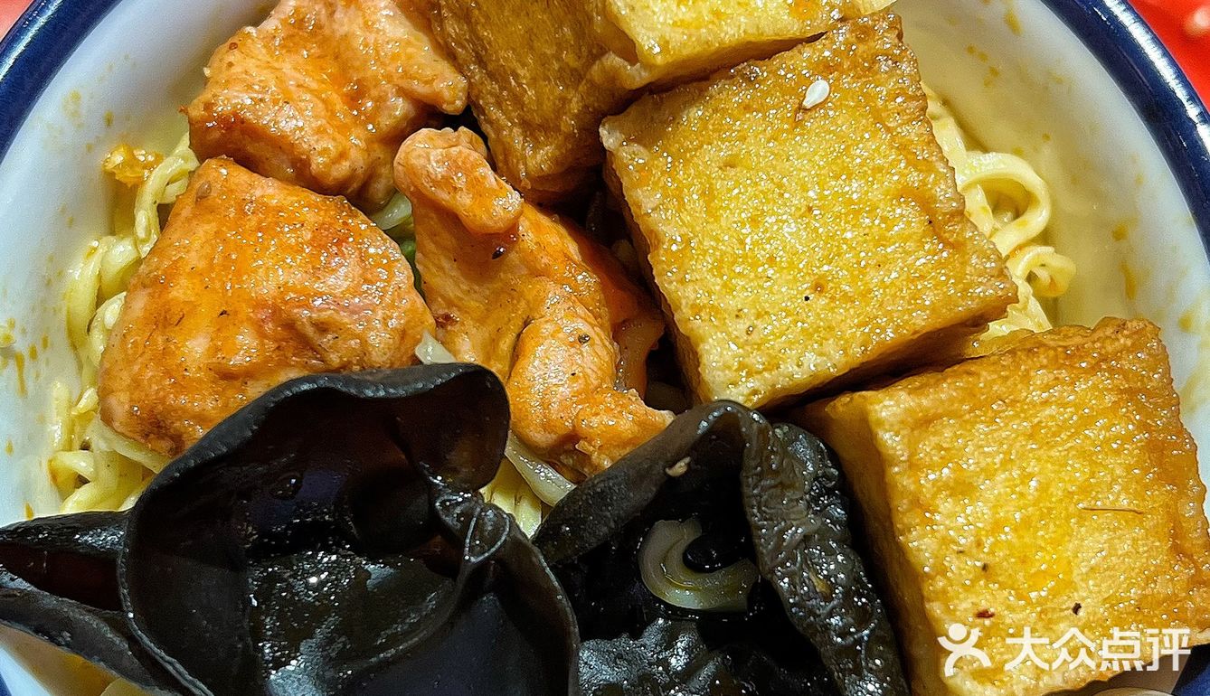 来杭州必须吃的麻辣烫❗️XXXXL的麻辣烫香哭我了