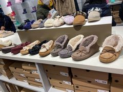 -UGG(燕莎奥特莱斯购物中心店)