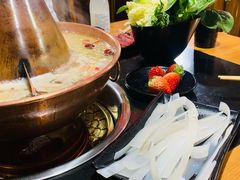 -果松木炭酸菜铜火锅·外婆参鸡汤