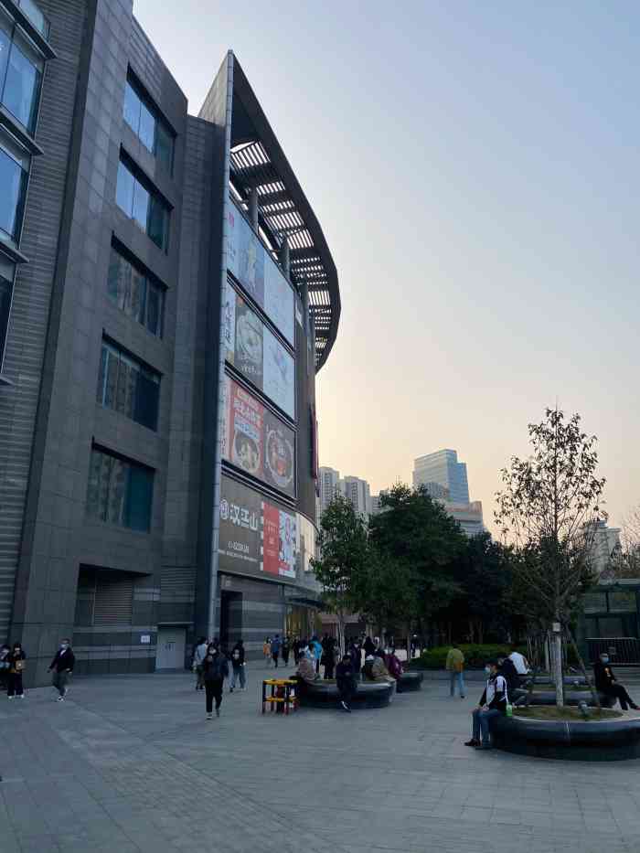 m 购物中心-"循礼门地铁站c口,m十是一个大型的购物中.