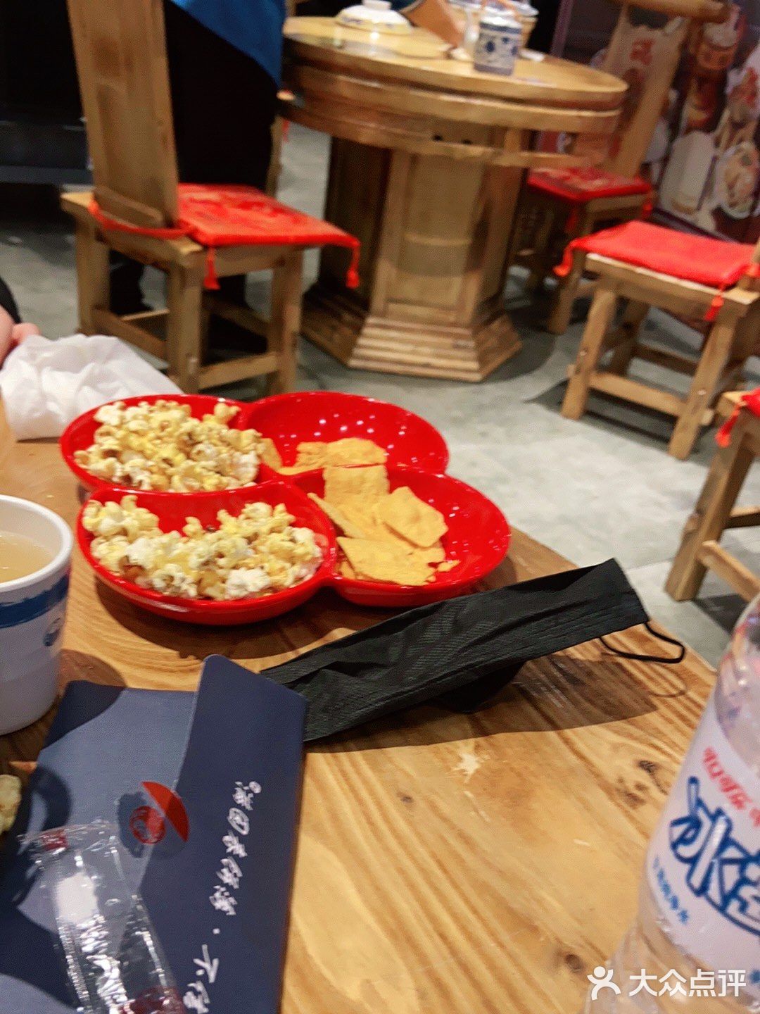门口还有免费的小吃，可以随便吃
