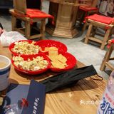 门口还有免费的小吃，可以随便吃