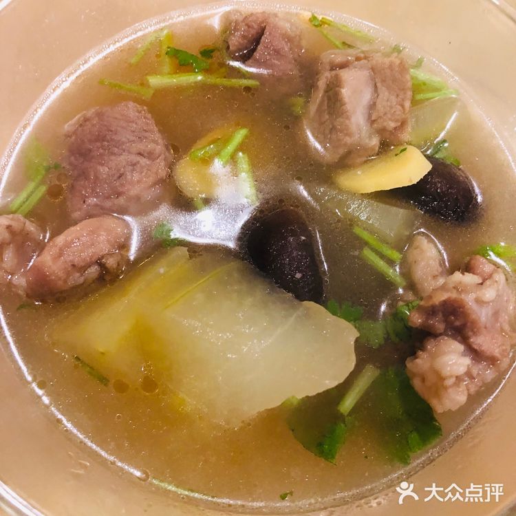 香菇冬瓜排骨肉骨茶  食材：排骨500克、干香菇10