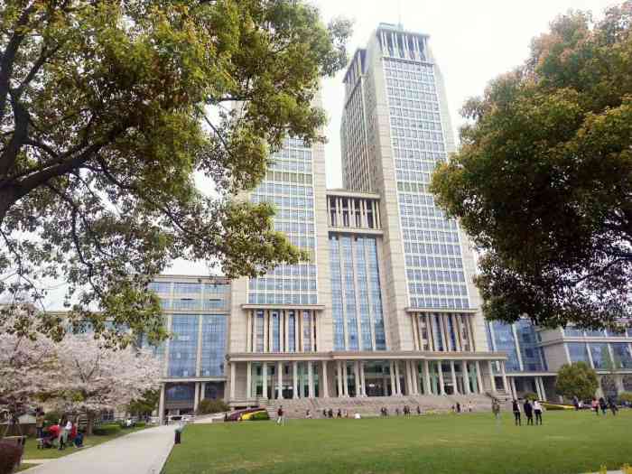 复旦大学光华楼-"作为复旦大学标志性建筑物的光华楼,于20.