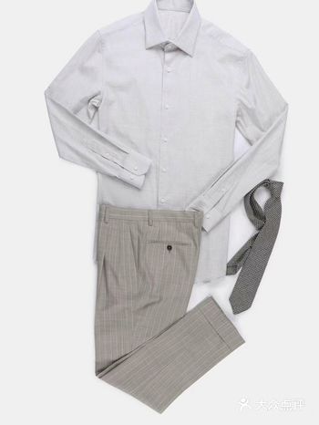 灰色的西裤可以搭配浅颜色的衬衣