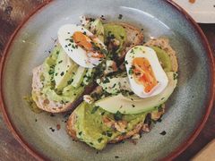 牛油果煮蛋吐司-RAC BAR(安福路店)