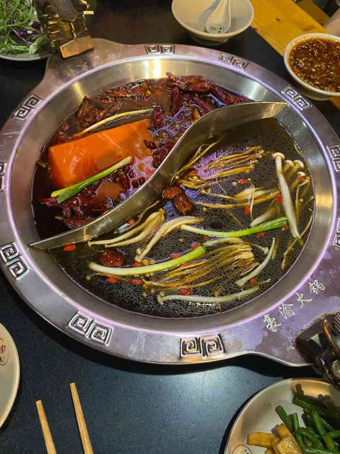 环境店面整体装修红艳艳的很符合火锅店的风格桌椅都是复古的实木式